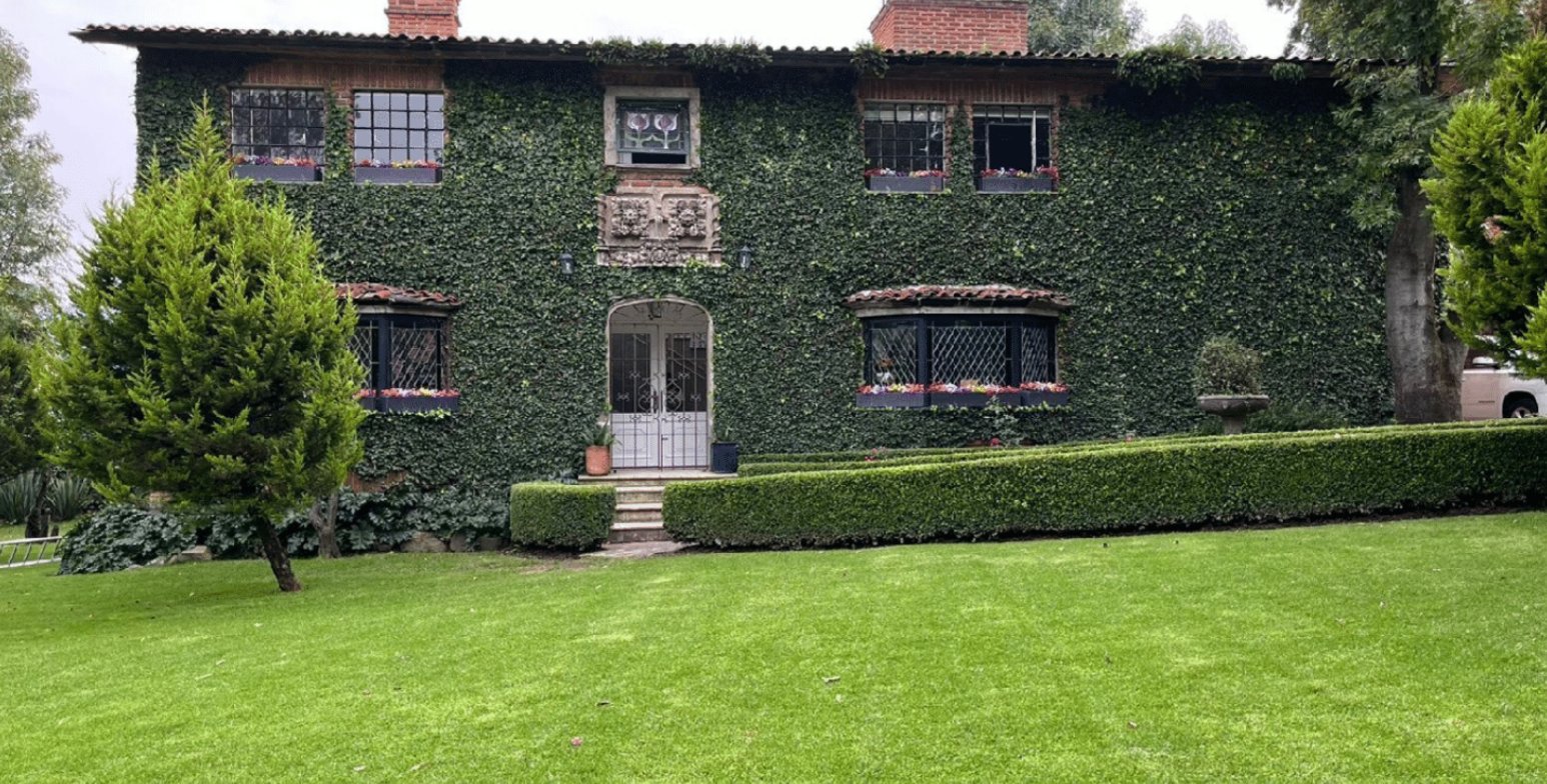 Ivy-covered house with a wide lawn in Contadero, Mexico City